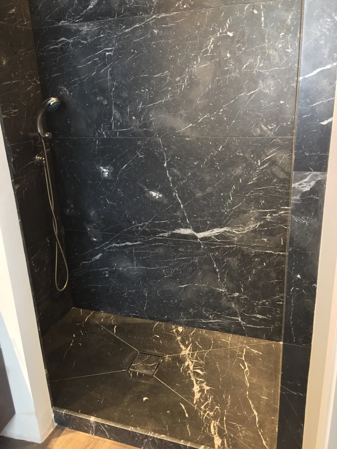 Revestimiento de baño de Mármoles Torres