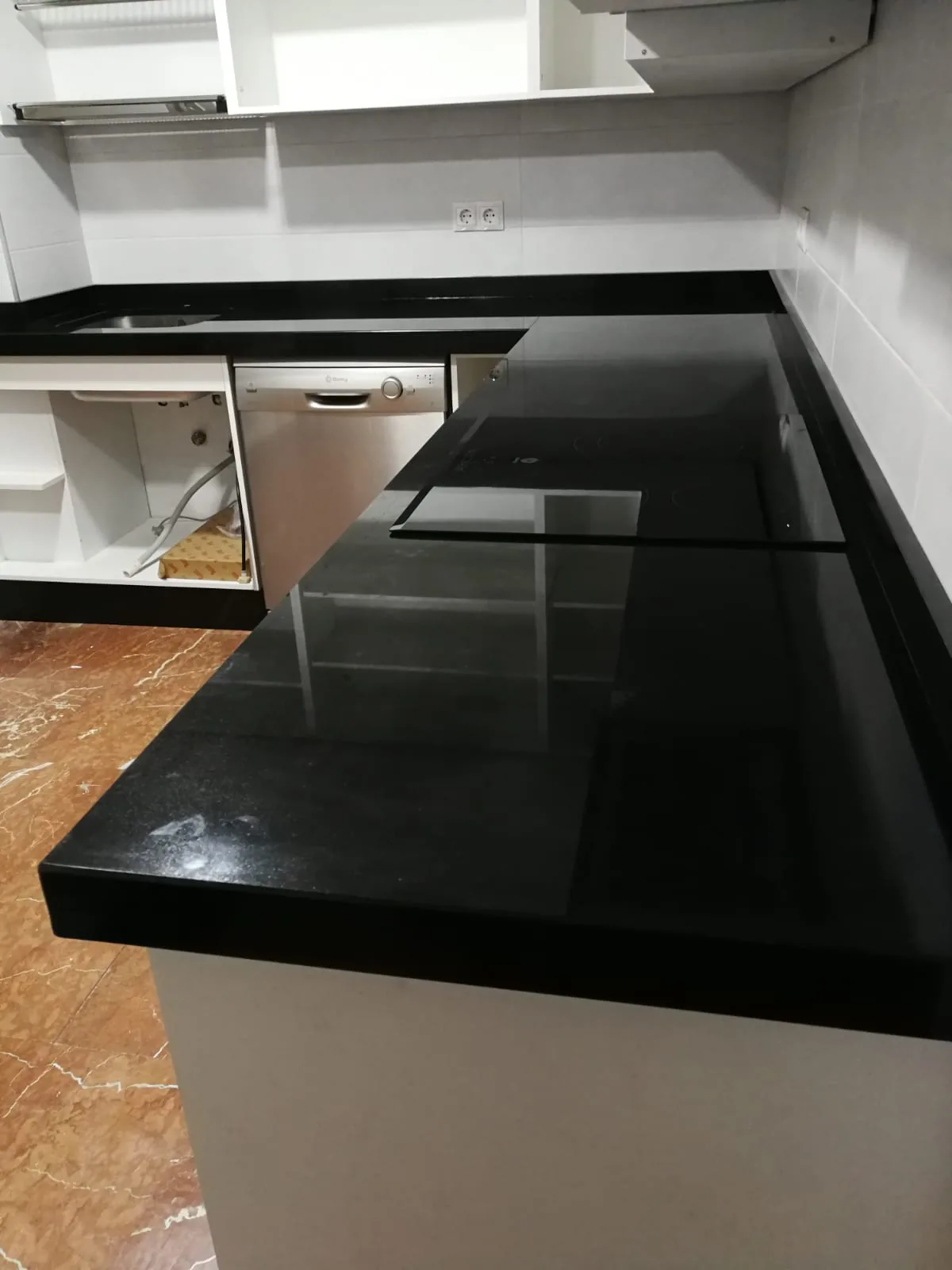 Detalle de encimera negra realizada por Mármoles Torres