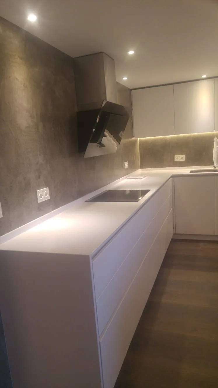 Cocina contemporánea blanca realizada por Mármoles Torres