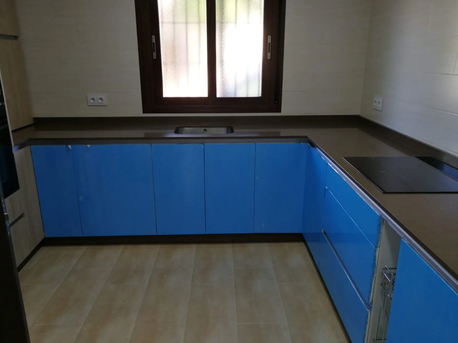 Encimera clara para cocina realizada por Mármoles Torres