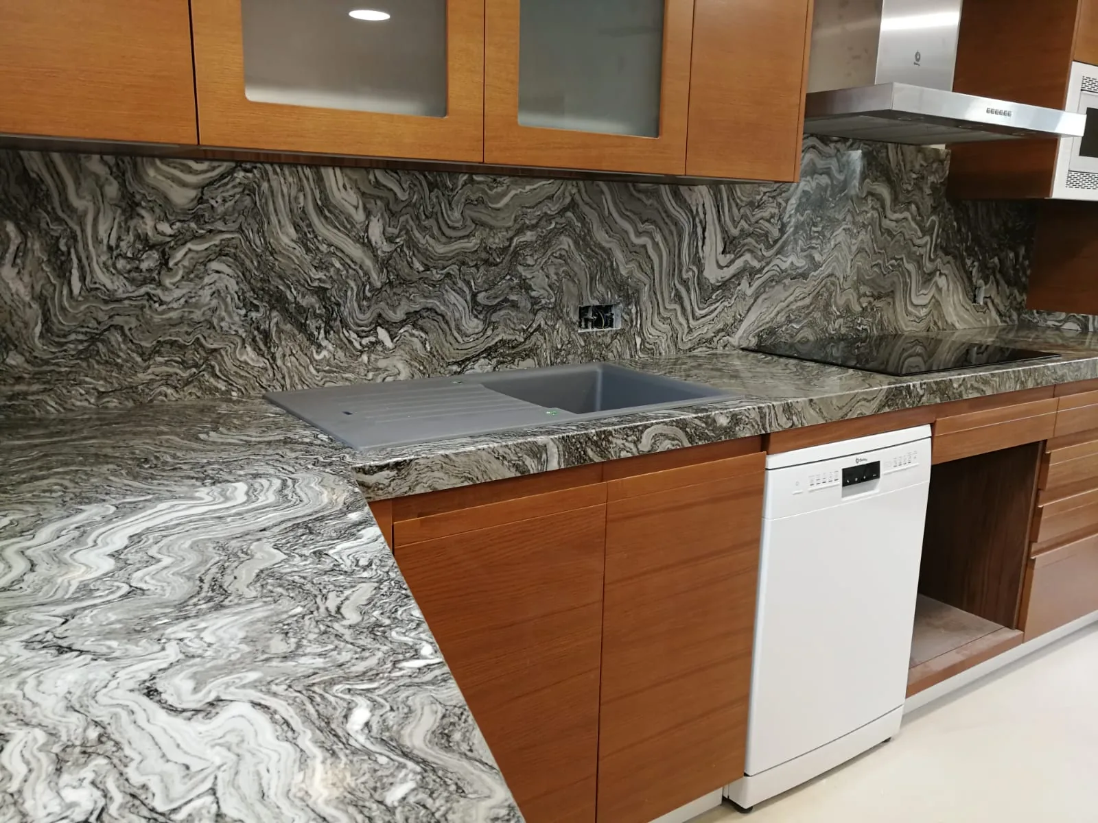 Cocina con encimera negra realizada por Mármoles Torres