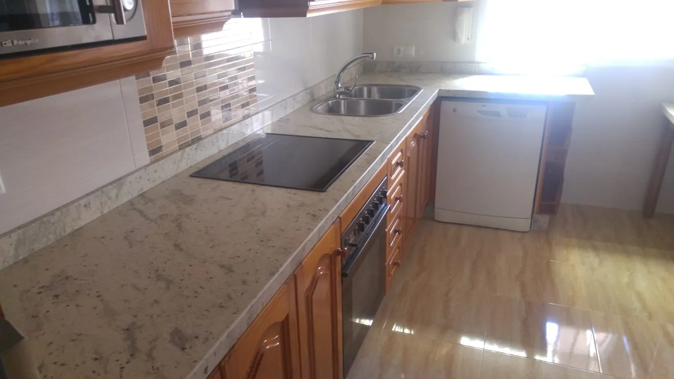 Cocina en tonos madera realizada por Mármoles Torres